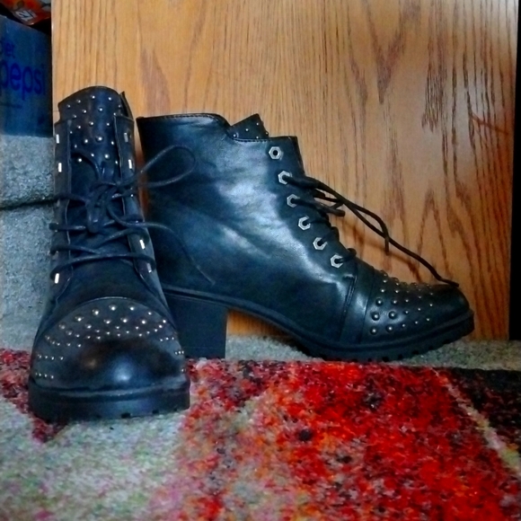 Milwaukee Ladies Studded Boots - Picture 2 of 3